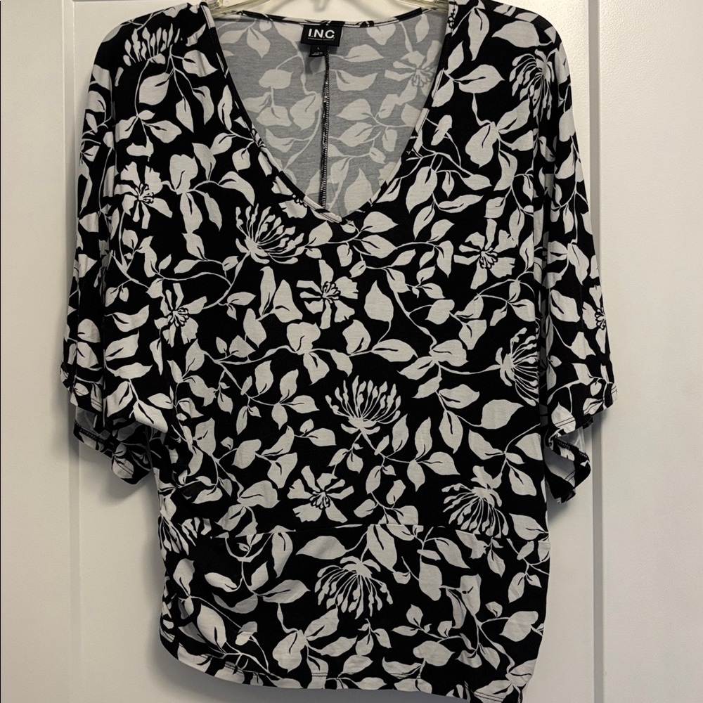 INC International Concepts BLK/WT V neck Floral Top. Women’s LG. Cinched sides